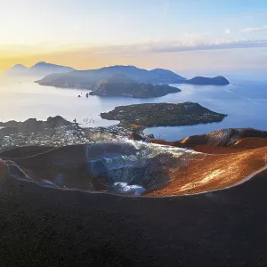 Gran cráter con las islas de Lipari y Salina al fondo, isla de Vulcano, Islas Eolias, provincia de Mesina, Sicilia, Italia.
