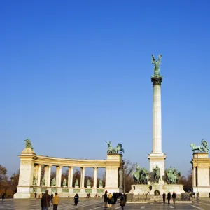 Heroes Square Colonnade