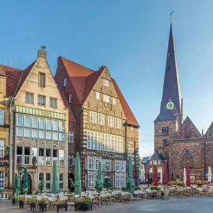 Historic houses and Church Unser Lieben Frauen on the market square at sunrise, Bremen, Germany