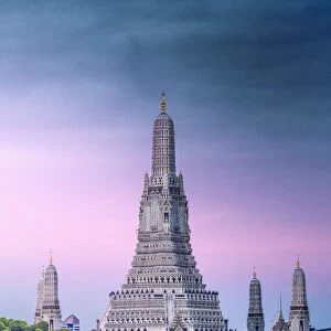 the iconic Wat Arun temple (Temple of Dawn), Bangkok Yai, Bangkok, Thailand