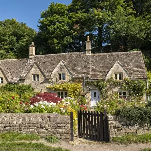 Idyllic stone cottage in the picturesque Cotswolds village of Bibury, Gloucestershire
