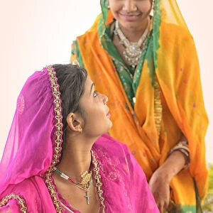 Indian girls in traditional dress, Udaipur, Rajasthan, India, Asia MR