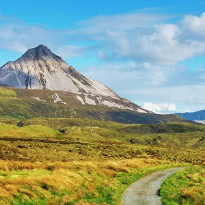 Ireland, Co. Donegal, Errigal mountain, Country road through landscape