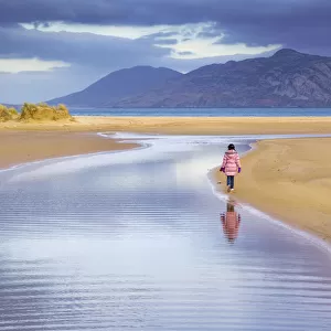 Ireland, Co. Donegal, Fanad, Ballymastoker bay, girl walking on beach (MR)