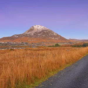 Ireland, Co. Donegal, Mount Errigal and country road at dusk