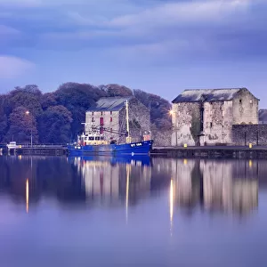 Ireland, Co. Donegal, Ramelton, River lennon at dusk
