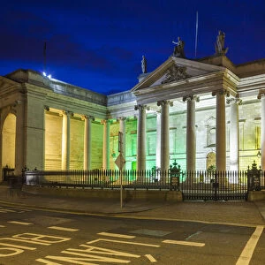 Ireland, Dublin, Bank of Ireland, exterior, dawn