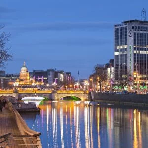 Ireland, Dublin, city view along the Liffey River with the O Connell Street Bridge, dusk