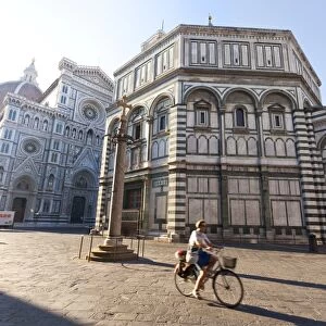 Italy, Italia. Tuscany, Toscana. Firenze district. Florence, Firenze. Piazza Duomo