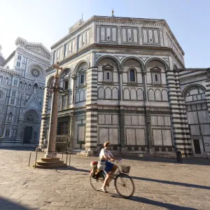 Italy, Italia. Tuscany, Toscana. Firenze district. Florence, Firenze. Piazza Duomo