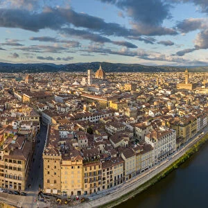 Italy, Tuscany, Florence, Ponte Vecchio, Arno river and Firenze city center