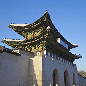 Korea, Seoul, Gyeongbokgung Palace, Gwanghwamun - the main gate of the Palace