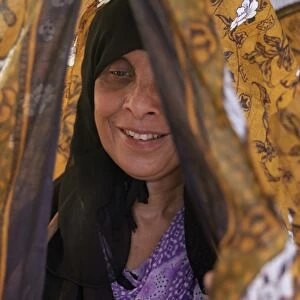 A Lamu woman demonstrates the use of the shiraa
