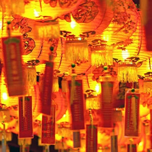 Lanterns hanging outside the New Buddha Tooth Relic Temple and Museum on South Bridge