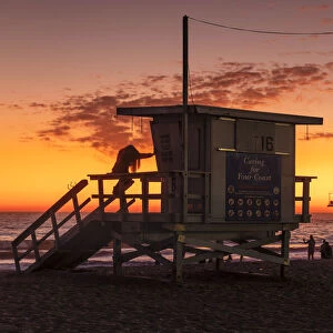 Lifeguard Hut and Santa Monica Pier at sunset, Santa Monica, California, USA