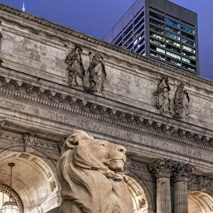 Lion statue in front of the New York Public Library, Manhattan, New York, USA