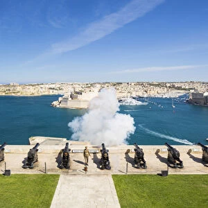 Malta, South Eastern Region, Valletta. The 16: 00hrs firing of the canon at the Saluting