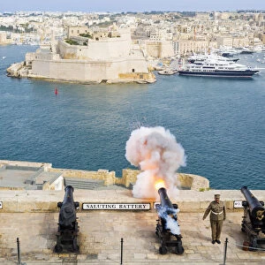 Malta, South Eastern Region, Valletta. The 16: 00hrs firing of the canon at the Saluting