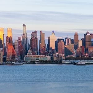Manhattan, view of the Empire State Building and Midtown Manhattan across the Hudson River