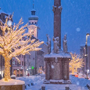 Maria Theresien Stra√ue with the St. Annes's column on a snowy evening, Innsbruck, Tyrol, Austria
