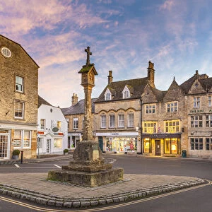 Market cross and square, Stow-on-the-Wold, the Cotswolds, Gloucestershire, England, UK