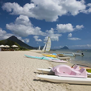 Mauritius, Western Mauritius, Flic en Flac, beach boats