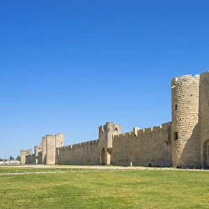 Medieval city wall with city gate, Aigues-Mortes, Camargue, Gard, Languedoc-Roussillon