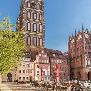 Nikolaikirche and street cafe at Stralsund market square, Mecklenburg-West Pomerania, North Germany, Germany