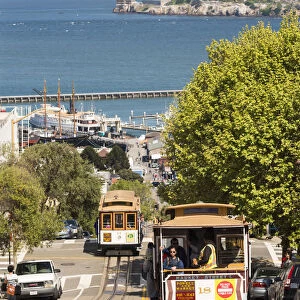 North America, USA, America, California, San Francisco, trams passing Lombard street