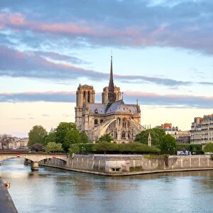 Notre Dame Cathedral on the banks of the Seine River at sunrise, Paris, Ale-de-France