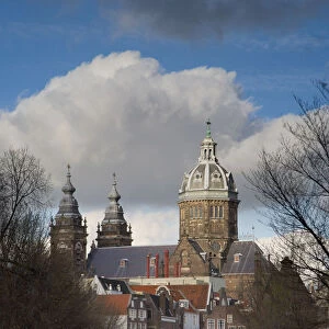 Oudezijds Achterburgwal canal and Saint Nicholas (St Nicols kerk), Amsterdam, Holland