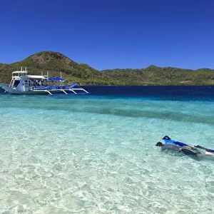 Philippines, Palawan, Calamian Group, Cagdanao Island, Tourists Snorkelling (MR)