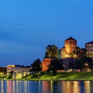Poland, Lesser Poland Voivodeship, Cracow, Wawel Royal Castle and Vistula River at