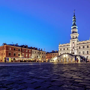 Poland, Lublin Voivodeship, Zamosc, Old Town, Market Square and City Hall at twilight