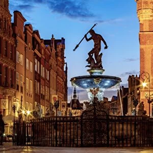 Poland, Pomeranian Voivodeship, Gdansk, Old Town, Neptunes Fountain at twilight