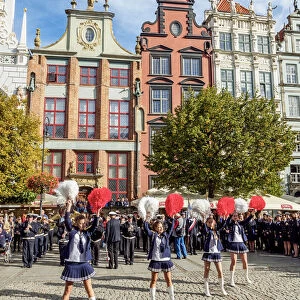 Poland, Pomeranian Voivodeship, Gdansk, Old Town, Cheerleaders on the Long Market