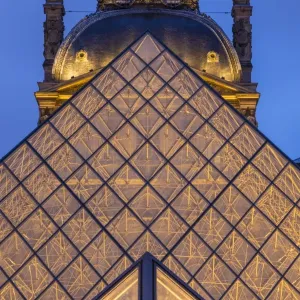 Pyramide du Louvre, Le Louvre, Paris, France Pyramide du Louvre, Le Louvre, Paris, France