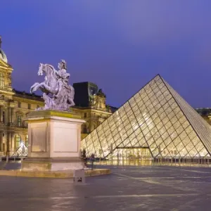 Pyramide du Louvre, Le Louvre, Paris, France Pyramide du Louvre, Le Louvre, Paris, France