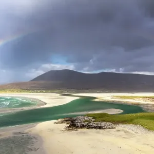 Arcoíris sobre la playa de Seilebost con Luskentyre y colinas de South Harris más allá, Isla de Harris, Outer Hebrides, Escocia.