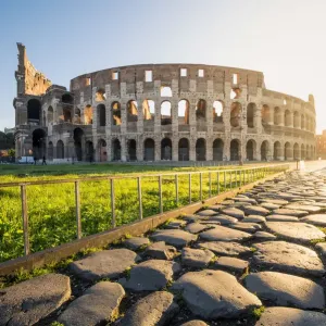 Roma, Lacio, Italia. El Coliseo y la Via Sacra al amanecer. Roma, Lacio, Italia. El Coliseo y la Via Sacra al amanecer.