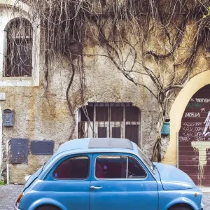Roma, Lacio, Italia. Famoso Fiat 500 coche en el barrio de Trastevere. Roma, Lacio, Italia. Famoso Fiat 500 coche en el barrio de Trastevere.