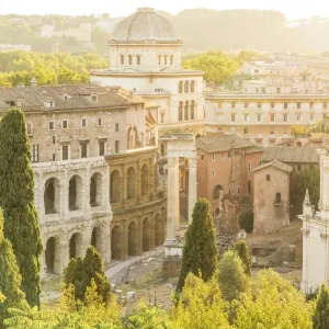 Europa, Italia, Roma. Vista escénica sobre la ciudad al atardecer desde el balcón cafetero de la Terrazza Caffarelli. Europa, Italia, Roma. Vista escénica sobre la ciudad al atardecer desde el balcón cafetero de la Terrazza Caffarelli.
