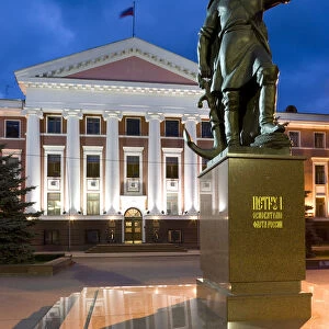 Russia, Kaliningrad, Administration building of the Russian Baltic Naval fleet, statue