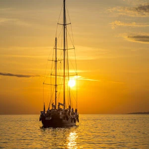 Sailing boat at sunset, Mykonos Town, Mykonos, Cyclade Islands, Greece
