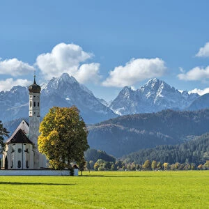 Schwangau, Swabia, Bavaria, Germany. The pilgrimage church of Saint Coloman. In the background the Gehrenspitze in the Tannheim mountains