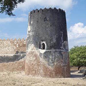 Siyu Fort. The Sultan of Zanzibar in the middle of