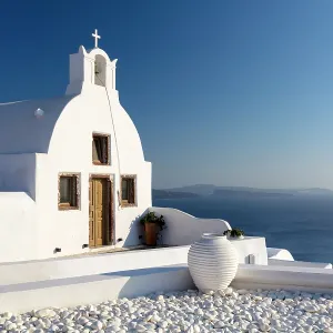 Small traditional Greek whitewashed church with caldera view, Oia, Santorini, Cyclades Islands, Greece, Europe