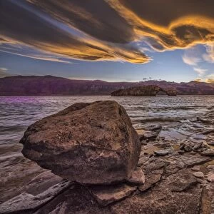 South America, Argentina, Santa Cruz, Patagonia, Sunset at Lago Posadas