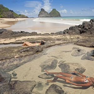 South America, Brazil, Pernambuco, Fernando de Noronha Island, women bathing in rock