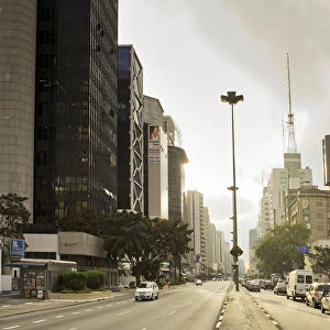 South America, Brazil, Sao Paulo, traffic and pedestrians on Avenida Paulista